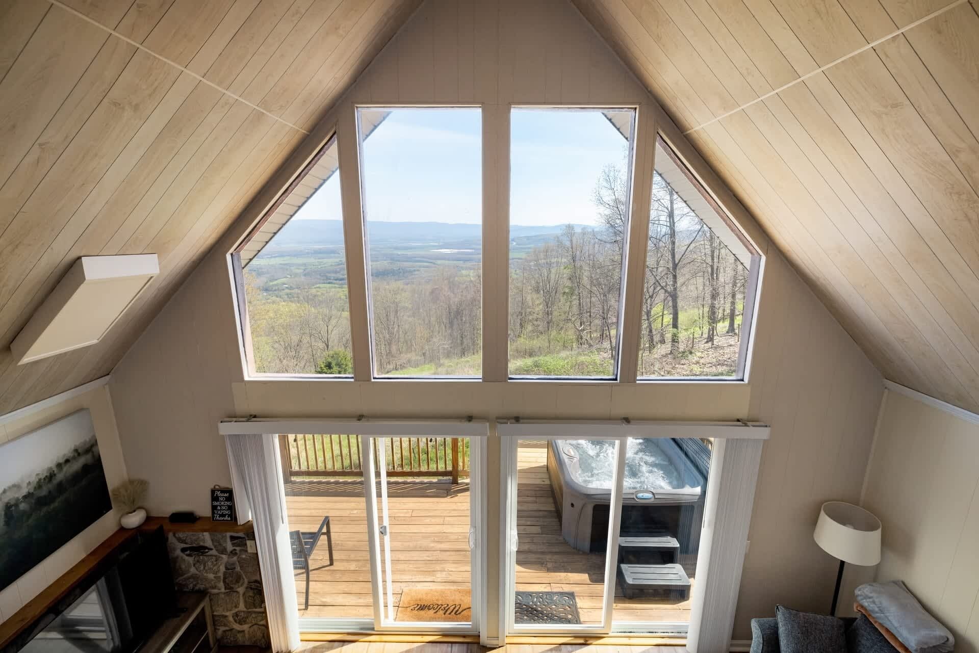 Televisie, een open haard, een stereo en een kantoor