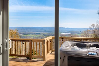 Lofted chalet w/hot tub & sweeping views