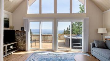 Televisie, een open haard, een stereo en een kantoor