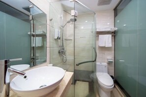 A modern bathroom with a glass-enclosed shower, a white sink, and a toilet. - Pinyi Hotel (Hefei Fanhua Avenue Zhonghuancheng) (Hefei)