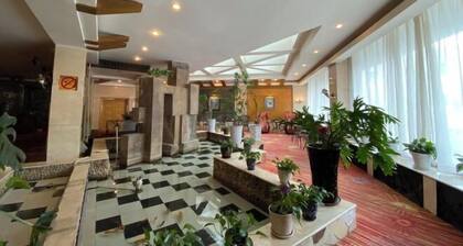 Yili Huacheng Hotel (Liuxing Street)