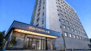 Un bâtiment moderne sur lequel on peut lire l’inscription « HUA CHENG B ».