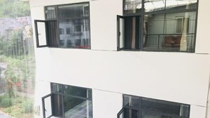 A multi-story building with large windows and balconies. - Sheraton Pingli Hotel (Pingli)