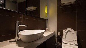 A modern bathroom with a large vessel sink, a toilet, and a mirror. - IU Hotel (Fengdu County)
