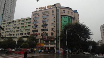 Un edificio de varios pisos con letreros que indican que es un hotel.