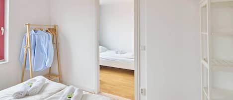 2 bedrooms, travel cot, WiFi, bed sheets