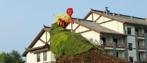 Un edificio con una escultura singular en la azotea que recuerda a un pulpo rojo.
