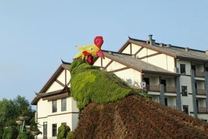 A building with a unique rooftop sculpture. - Zaozhuang Jingxuan Inn (Zaozhuang)