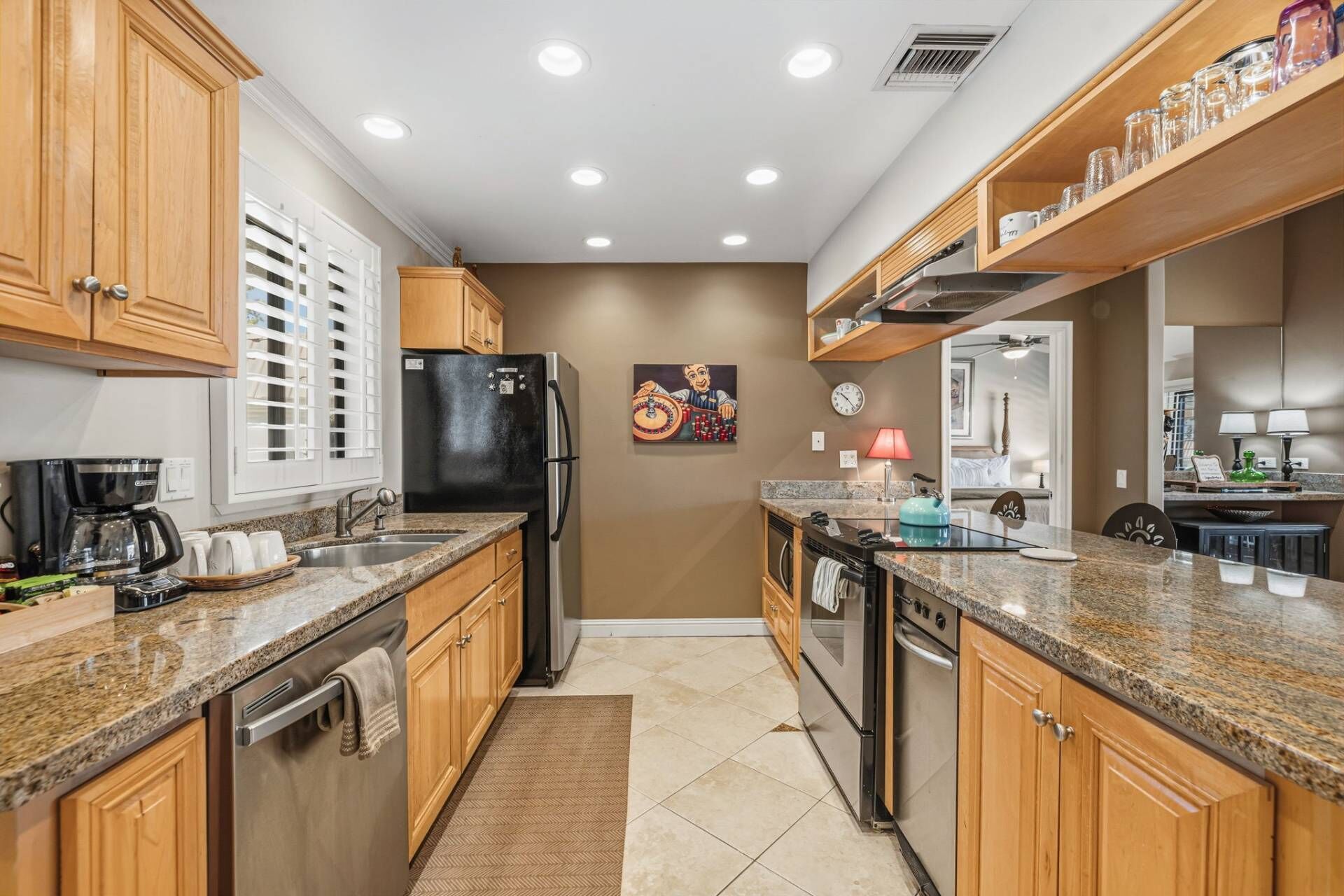 ثلاجة، ميكروويف، فرن، موقد طهي مسطح