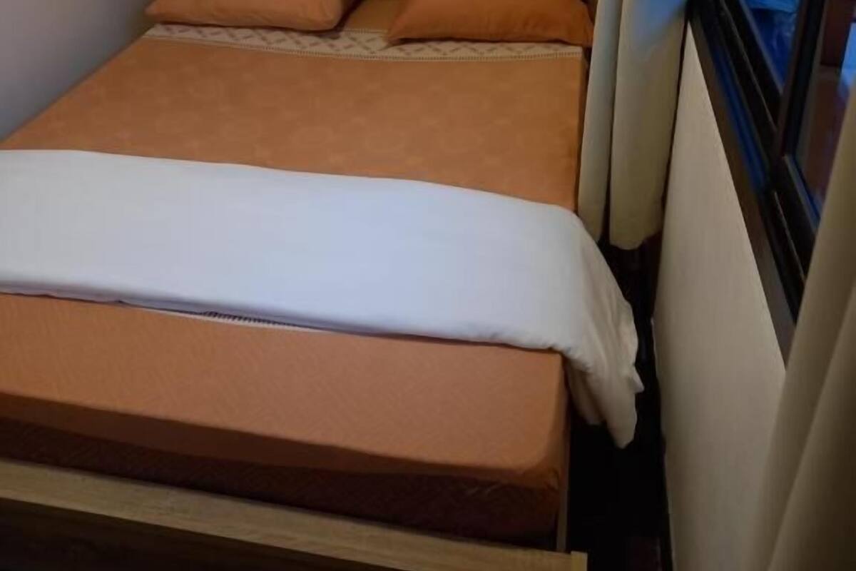 Free WiFi, bed sheets