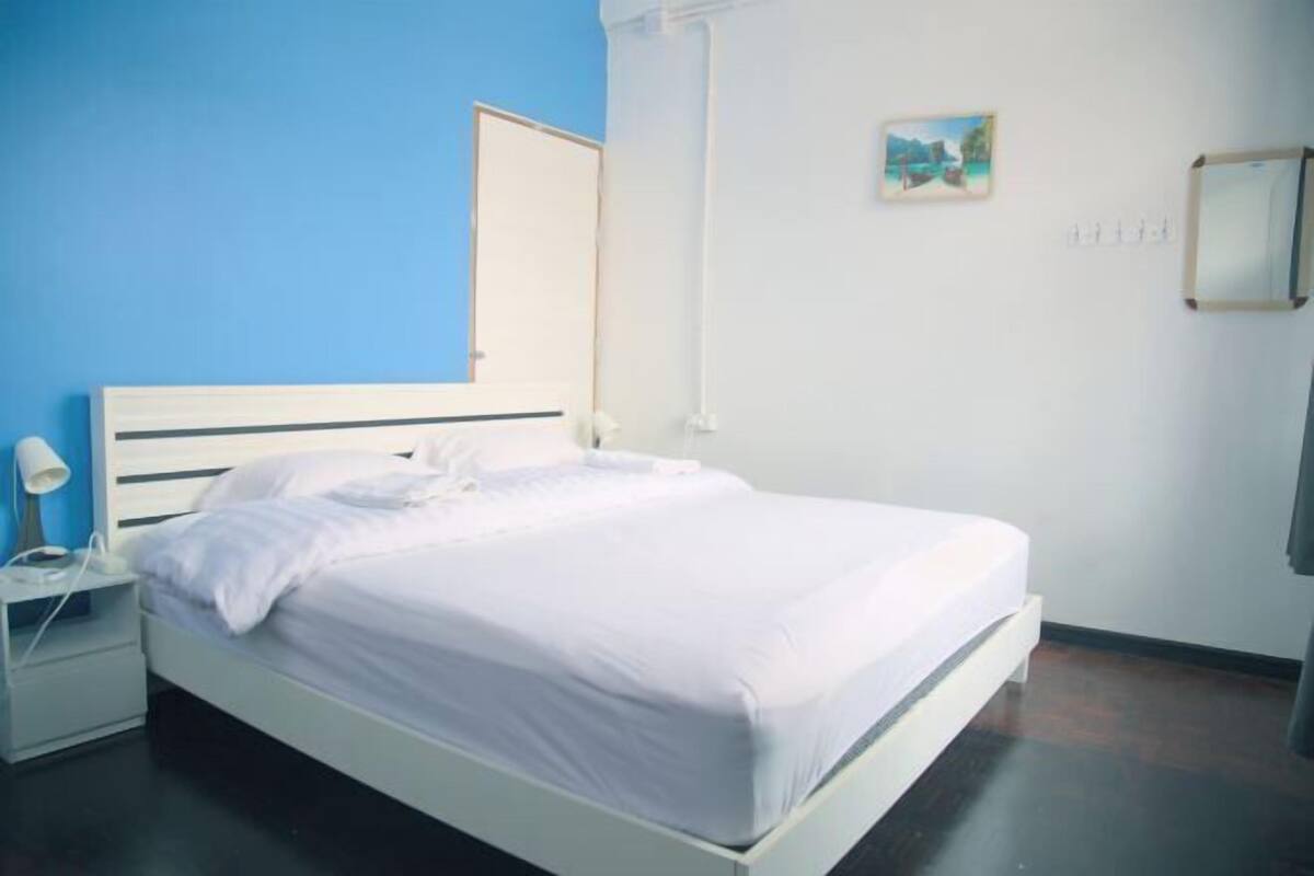 Free WiFi, bed sheets