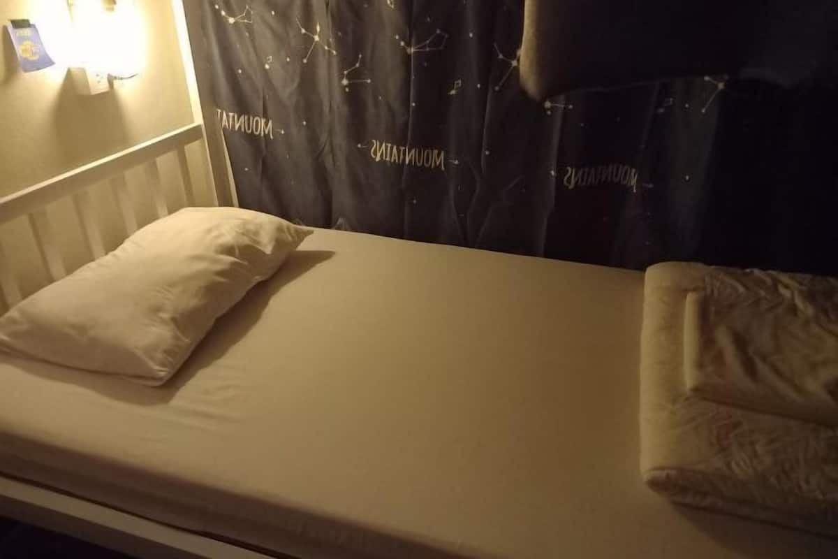 Free WiFi, bed sheets