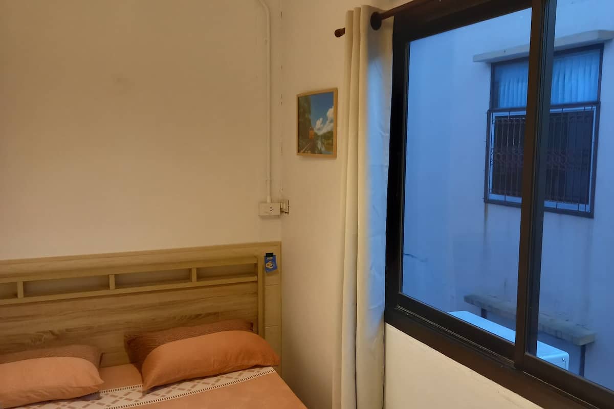 Comfort Single Room, 1 Queen Bed | Free WiFi, bed sheets