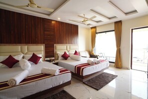 Vierbettzimmer | Hochwertige Bettwaren, Schreibtisch, schallisolierte Zimmer