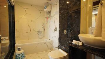 Chuveiro, chuveiro com efeito de chuva, produtos de toalete grátis