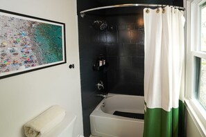 シャワー、ヘアドライヤー、タオル