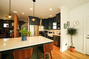 Réfrigérateur, four à micro-ondes, un four, surface de cuisson