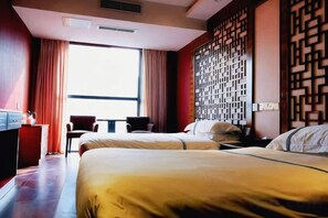 A hotel room with two beds, a desk, a chair, and a view of the outdoors. - Junchen Business Hotel (Chongqing)