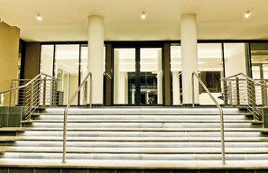 Interior - Menlyn Maine Residence king sized bed studio - Central Park (Pretoria)