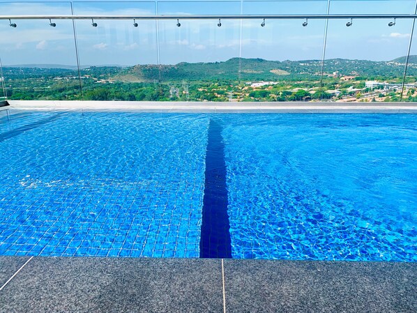 Pool - Menlyn Maine Residence king sized bed studio - Central Park (Pretoria)