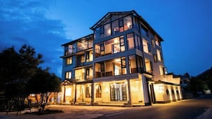 Un hôtel à plusieurs étages au design moderne, doté de balcons et de grandes fenêtres.