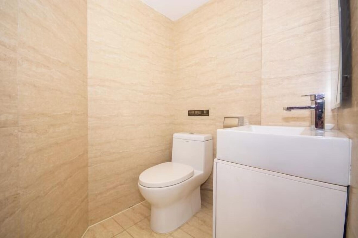 Um banheiro pequeno e moderno, com vaso sanitário e pia.