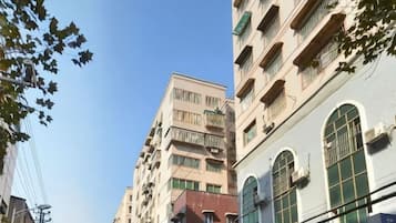 Un edificio de varios pisos con balcones y ventanas amplias.
