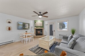 TV, fireplace - Dells Casa Relaxo At Lighthouse Cove Condominiums (Wisconsin Dells)