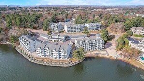 Een hotel aan het water met meerdere gebouwen, een steiger en uitzicht op de omgeving.