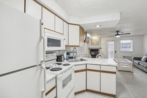 Køleskab, mikrobølgeovn, ovn, kogeplade