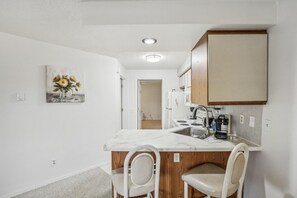 Fridge, microwave, oven, stovetop - Dells Suite Dreams At Lighthouse Cove Condominiums (Wisconsin Dells)