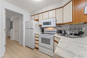 Fridge, microwave, oven, stovetop - Dells Casa Relaxo At Lighthouse Cove Condominiums (Wisconsin Dells)