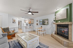 TV, fireplace - Dells Casa Relaxo At Lighthouse Cove Condominiums (Wisconsin Dells)