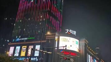 Un edificio con señalización iluminada y una pantalla digital.