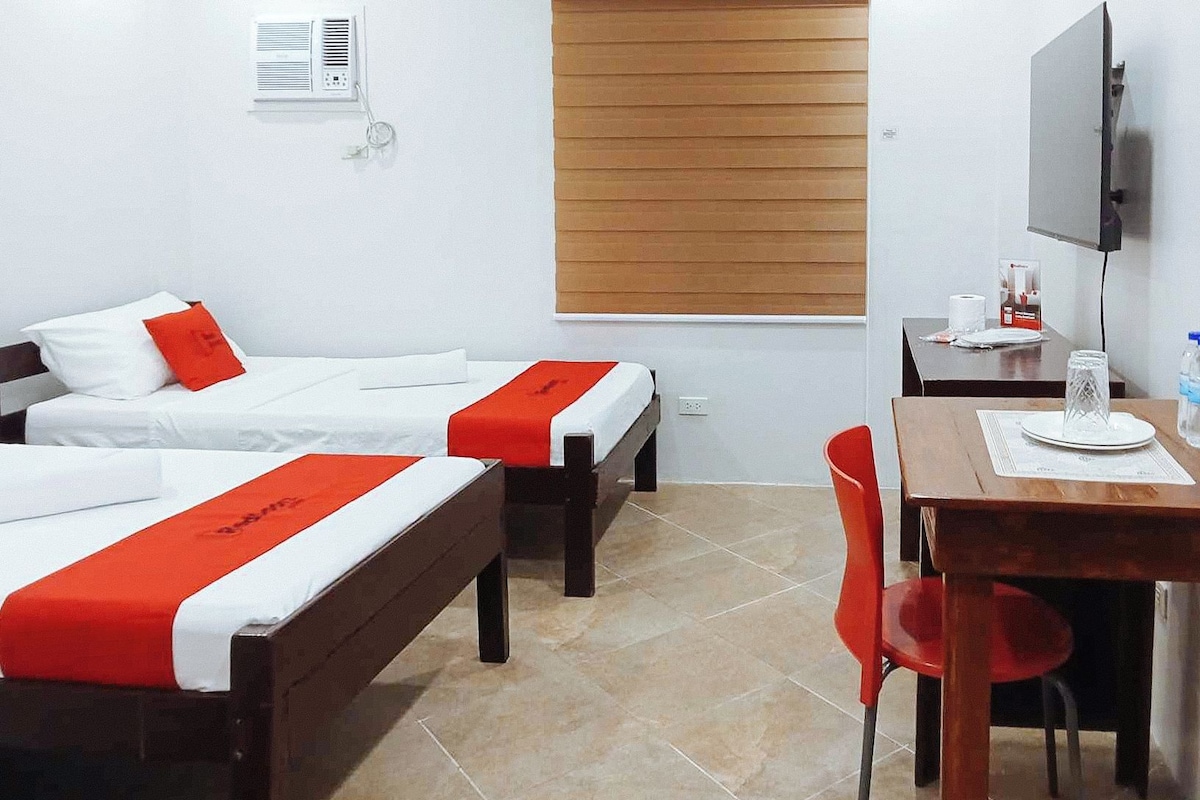 RedDoorz Twin Room