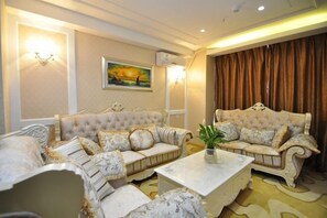 Living area - Kunming Jiesheng Hotel (Dianchi Aegean Shopping Park) (Kunming)
