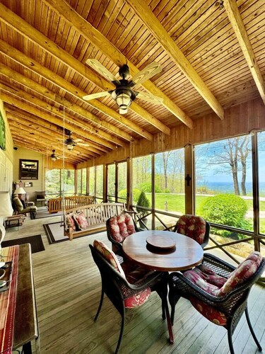 Handicap Accessible 4 Bedrooms with Amazing Views on Monteagle Mountain