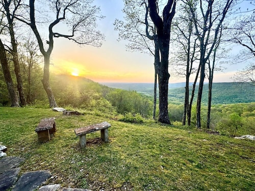 Handicap Accessible 4 Bedrooms with Amazing Views on Monteagle Mountain