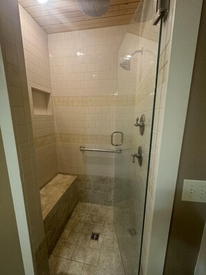 Shower, hair dryer, towels - Handicap Accessible 4 Bedrooms with Amazing Views on Monteagle Mountain (Monteagle)