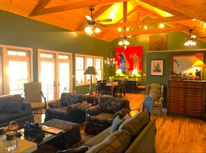 Téléviseur connecté, foyer, lecteur de DVD, livres