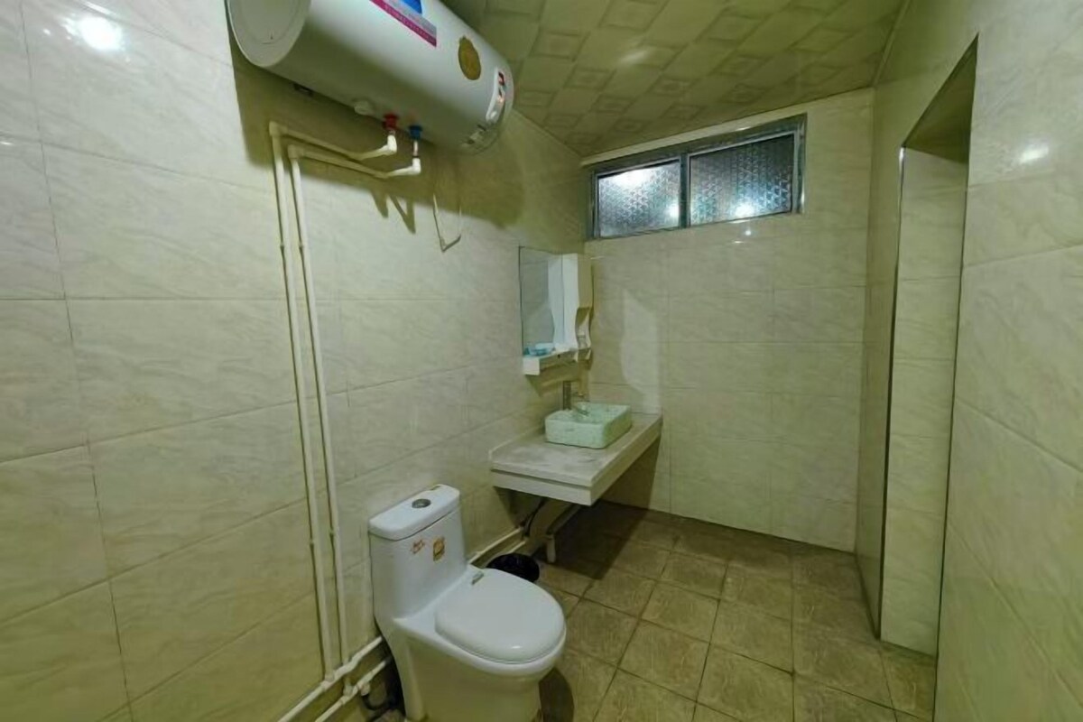 Une petite salle de bain avec des toilettes, un lavabo et un miroir.