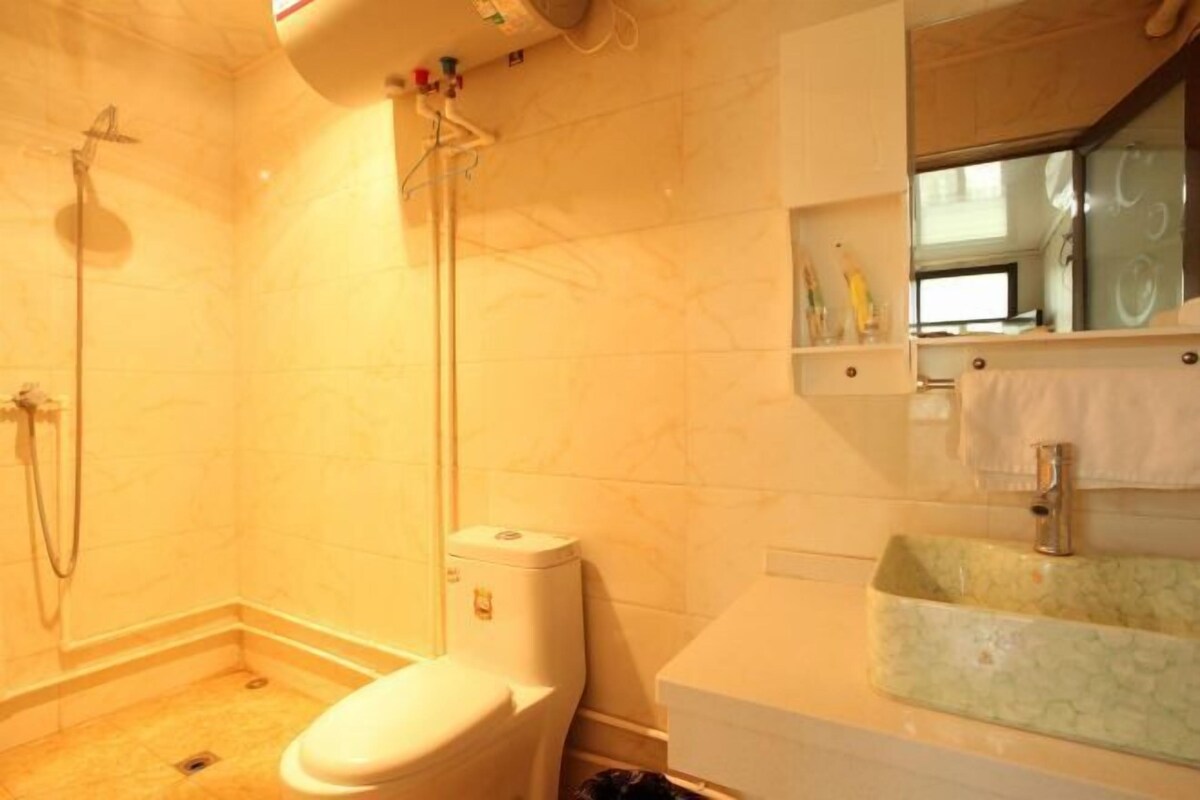 Une salle de bain avec des toilettes, une douche et un lavabo.