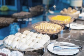Une table de buffet garnie de divers plats et d’ustensiles.