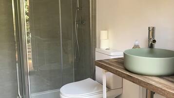 Douche, sèche-cheveux, serviettes fournies