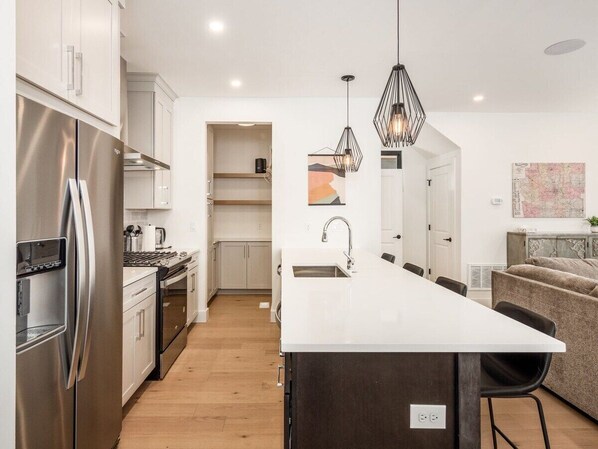 Geladeira, micro-ondas, fogão, cooktop