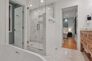 Shower, hair dryer, towels - The Mohawk Masterpiece (Columbus)