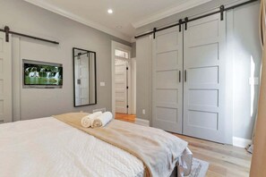 3 bedrooms, iron/ironing board, WiFi, bed sheets - The Mohawk Masterpiece (Columbus)
