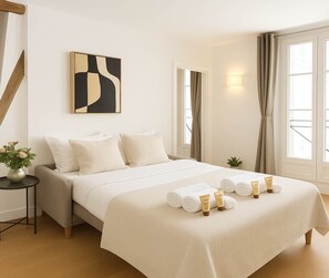 1 chambre, bureau, fer et planche à repasser, lit parapluie