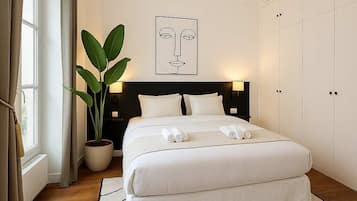 1 slaapkamer, een bureau, een strijkplank/strijkijzer, reisbedje