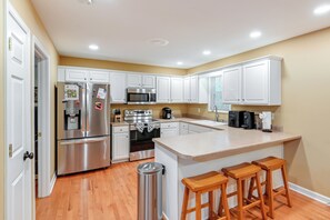 Fridge, microwave, oven, stovetop - Cozy Hermitage Home w/ Deck: 11 Mi to Nashville! (Hermitage)